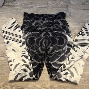 Lulu lemon black and white size XS leggings